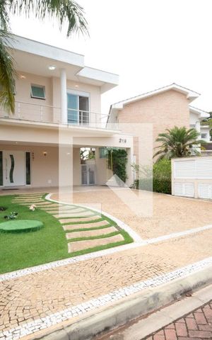Casa à venda com 378m², 4 quartos e 6 vagas Casa à venda com 378m², 4 quartos e 6 vagasFachada