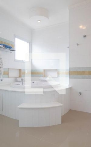 Casa à venda com 378m², 4 quartos e 6 vagas Casa à venda com 378m², 4 quartos e 6 vagasBanheiro da Suíte Master