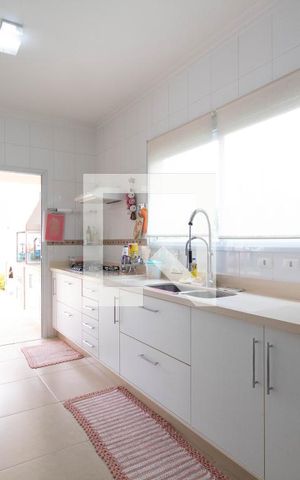 Casa à venda com 378m², 4 quartos e 6 vagas Casa à venda com 378m², 4 quartos e 6 vagasCozinha