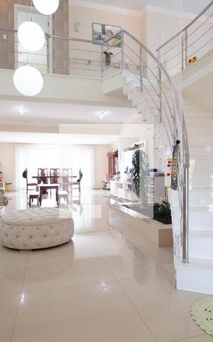 Casa à venda com 378m², 4 quartos e 6 vagas Casa à venda com 378m², 4 quartos e 6 vagasSala de Estar