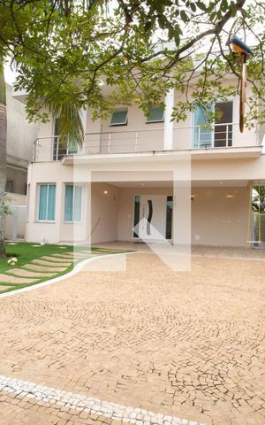Casa à venda com 378m², 4 quartos e 6 vagas Casa à venda com 378m², 4 quartos e 6 vagasFachada