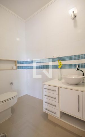 Casa à venda com 378m², 4 quartos e 6 vagas Casa à venda com 378m², 4 quartos e 6 vagasBanheiro da Suíte 4