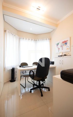 Casa à venda com 378m², 4 quartos e 6 vagas Casa à venda com 378m², 4 quartos e 6 vagasEscritório