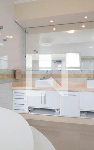 Casa à venda com 378m², 4 quartos e 6 vagas Casa à venda com 378m², 4 quartos e 6 vagasBanheiro da Suíte Master