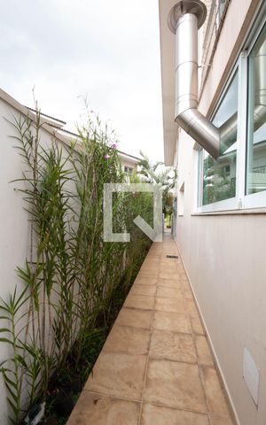 Casa à venda com 378m², 4 quartos e 6 vagas Casa à venda com 378m², 4 quartos e 6 vagasQuintal Lateral
