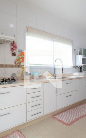 Casa à venda com 378m², 4 quartos e 6 vagas Casa à venda com 378m², 4 quartos e 6 vagasCozinha