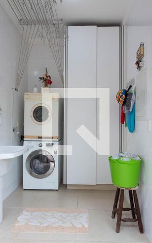 Casa à venda com 378m², 4 quartos e 6 vagas Casa à venda com 378m², 4 quartos e 6 vagasÁrea de Serviço