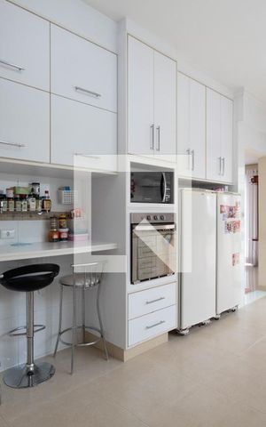 Casa à venda com 378m², 4 quartos e 6 vagas Casa à venda com 378m², 4 quartos e 6 vagasCozinha
