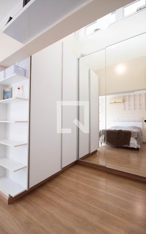 Casa à venda com 378m², 4 quartos e 6 vagas Casa à venda com 378m², 4 quartos e 6 vagasCloset Suíte Master