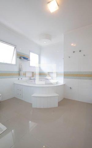 Casa à venda com 378m², 4 quartos e 6 vagas Casa à venda com 378m², 4 quartos e 6 vagasBanheiro da Suíte Master