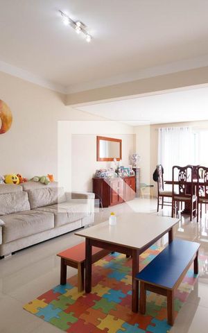 Casa à venda com 378m², 4 quartos e 6 vagas Casa à venda com 378m², 4 quartos e 6 vagasSala de Estar