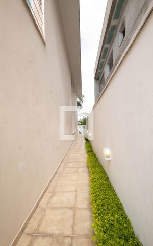 Casa à venda com 378m², 4 quartos e 6 vagas Casa à venda com 378m², 4 quartos e 6 vagasQuintal Lateral