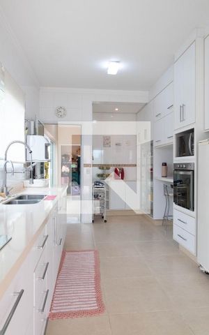 Casa à venda com 378m², 4 quartos e 6 vagas Casa à venda com 378m², 4 quartos e 6 vagasCozinha