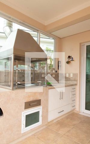 Casa à venda com 378m², 4 quartos e 6 vagas Casa à venda com 378m², 4 quartos e 6 vagasÁrea comum - Churrasqueira
