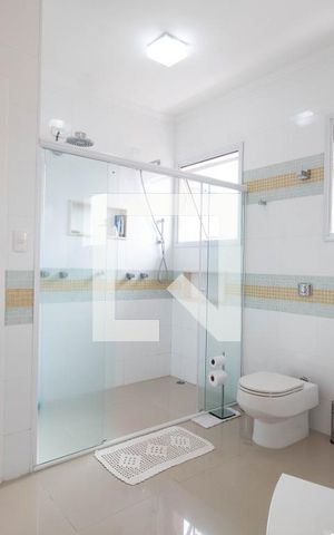 Casa à venda com 378m², 4 quartos e 6 vagas Casa à venda com 378m², 4 quartos e 6 vagasBanheiro da Suíte Master