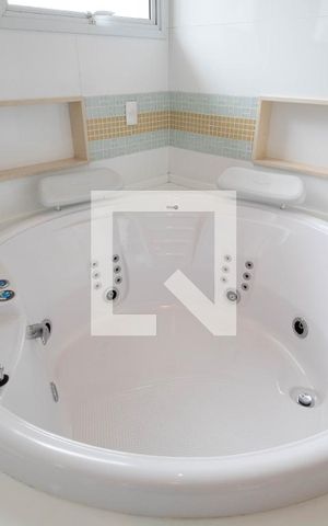 Casa à venda com 378m², 4 quartos e 6 vagas Casa à venda com 378m², 4 quartos e 6 vagasBanheiro da Suíte Master