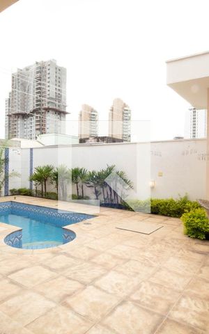 Casa à venda com 378m², 4 quartos e 6 vagas Casa à venda com 378m², 4 quartos e 6 vagasÁrea comum - Piscina