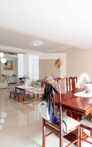 Casa à venda com 378m², 4 quartos e 6 vagas Casa à venda com 378m², 4 quartos e 6 vagasSala de Jantar