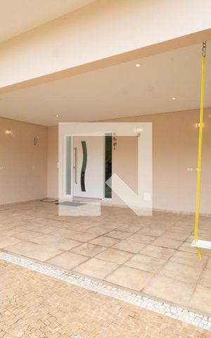 Casa à venda com 378m², 4 quartos e 6 vagas Casa à venda com 378m², 4 quartos e 6 vagasGaragem