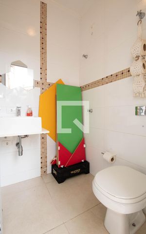 Casa à venda com 378m², 4 quartos e 6 vagas Casa à venda com 378m², 4 quartos e 6 vagasBanheiro da Piscina