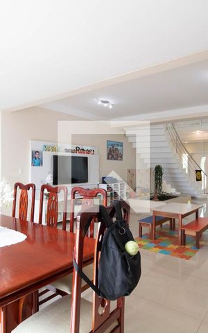 Casa à venda com 378m², 4 quartos e 6 vagas Casa à venda com 378m², 4 quartos e 6 vagasSala de Jantar