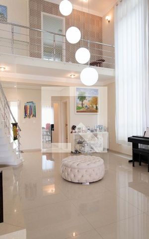 Casa à venda com 378m², 4 quartos e 6 vagas Casa à venda com 378m², 4 quartos e 6 vagasSala de Estar