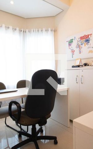 Casa à venda com 378m², 4 quartos e 6 vagas Casa à venda com 378m², 4 quartos e 6 vagasEscritório