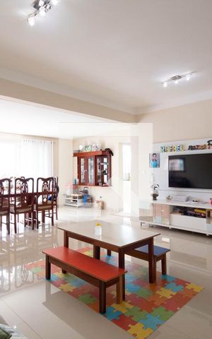 Casa à venda com 378m², 4 quartos e 6 vagas Casa à venda com 378m², 4 quartos e 6 vagasSala de Estar