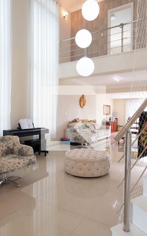 Casa à venda com 378m², 4 quartos e 6 vagas Casa à venda com 378m², 4 quartos e 6 vagasSala de Estar