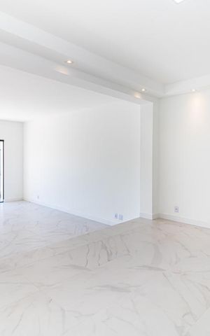 Casa à venda com 450m², 5 quartos e 4 vagas Casa à venda com 450m², 5 quartos e 4 vagasSala