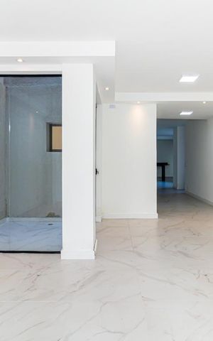 Casa à venda com 450m², 5 quartos e 4 vagas Casa à venda com 450m², 5 quartos e 4 vagasSala