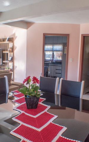 Casa à venda com 200m², 4 quartos e 2 vagas Casa à venda com 200m², 4 quartos e 2 vagasSala de jantar
