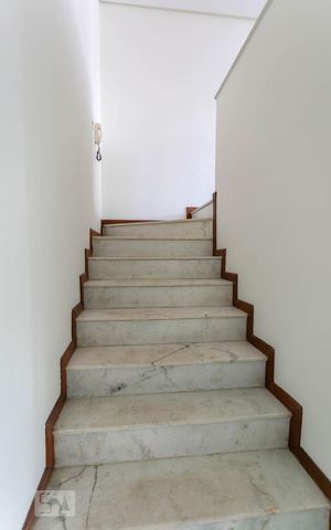 Apartamento à venda com 170m², 3 quartos e 1 vaga Apartamento à venda com 170m², 3 quartos e 1 vagaEscada
