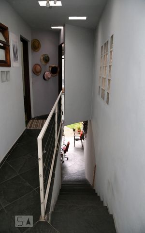Casa à venda com 130m², 3 quartos e 2 vagasEscada