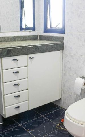 Apartamento à venda com 190m², 4 quartos e 3 vagas Apartamento à venda com 190m², 4 quartos e 3 vagasBanheiro dos Dormitórios
