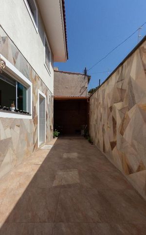 Casa à venda com 195m², 3 quartos e 3 vagas Casa à venda com 195m², 3 quartos e 3 vagasCorredor