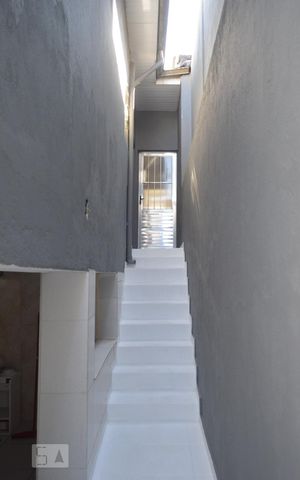 Casa para alugar com 100m², 2 quartos e sem vagaCorredor lateral do quintal