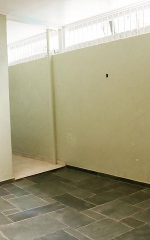 Casa à venda com 722m², 4 quartos e 5 vagas Casa à venda com 722m², 4 quartos e 5 vagasQuintal de Serviço