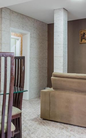 Casa à venda com 450m², 5 quartos e 3 vagas Casa à venda com 450m², 5 quartos e 3 vagasSala