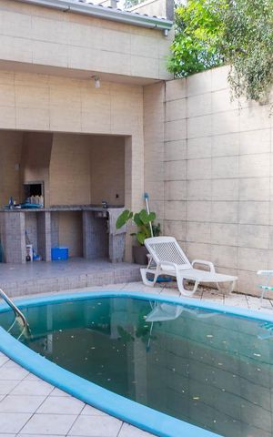 Casa à venda com 450m², 5 quartos e 3 vagas Casa à venda com 450m², 5 quartos e 3 vagasÁrea Externa
