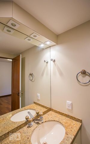 Apartamento para alugar com 110m², 3 quartos e 2 vagas Apartamento para alugar com 110m², 3 quartos e 2 vagasBanheiro da Suite