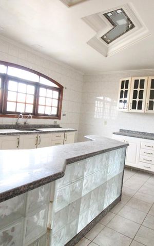Casa para alugar com 200m², 3 quartos e 2 vagasCozinha