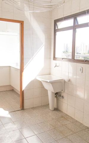 Apartamento à venda com 200m², 3 quartos e 2 vagas Apartamento à venda com 200m², 3 quartos e 2 vagasÁrea de Serviço