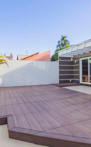 Casa à venda com 362m², 4 quartos e 5 vagasFundos