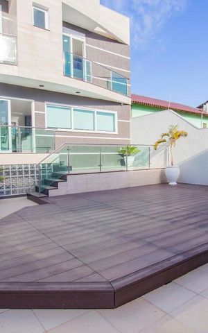 Casa à venda com 362m², 4 quartos e 5 vagasFundos