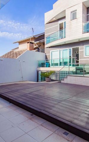 Casa à venda com 362m², 4 quartos e 5 vagasFundos