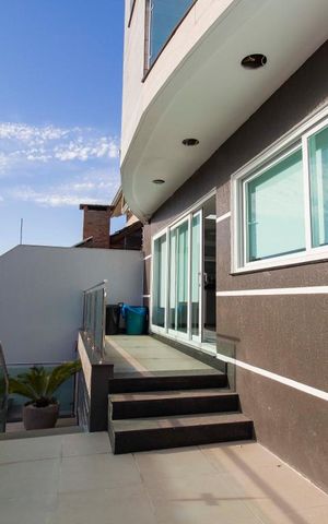 Casa à venda com 362m², 4 quartos e 5 vagasFundos