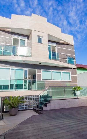 Casa à venda com 362m², 4 quartos e 5 vagasFundos
