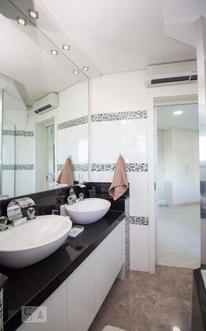 Casa à venda com 362m², 4 quartos e 5 vagasBanheiro da suíte