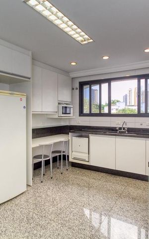 Apartamento à venda com 392m², 4 quartos e 5 vagas Apartamento à venda com 392m², 4 quartos e 5 vagasCozinha